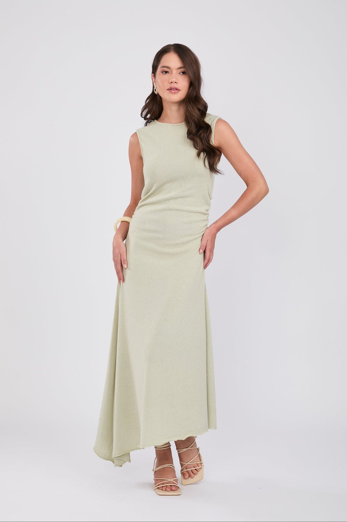 El vestido de invitada perfecto no compite: acompaña